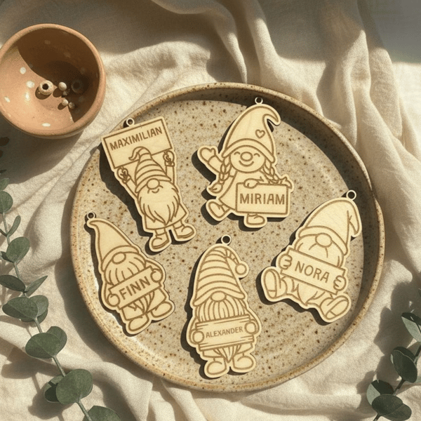 Personalisierte Holz-Wichtel zum Aufhängen - Handgemacht in verschiedenen Größen & Varianten - Namensschild gravierbar - CharmWerk Qualität