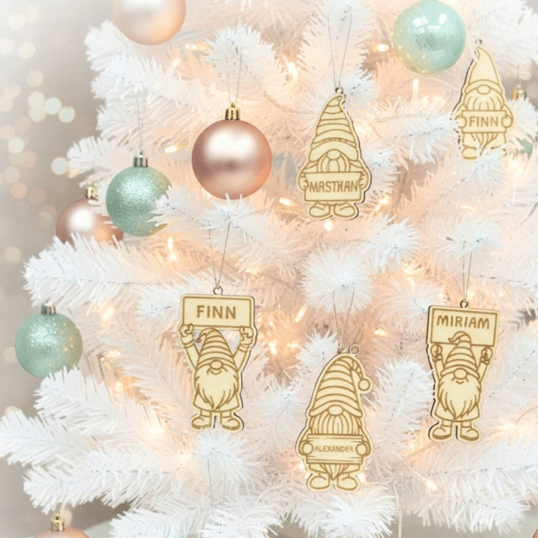 Personalisierte Holz-Wichtel zum Aufhängen - Handgemacht in verschiedenen Größen & Varianten - Namensschild gravierbar - CharmWerk Qualität