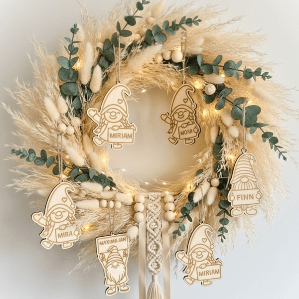 Personalisierte Holz-Wichtel zum Aufhängen - Handgemacht in verschiedenen Größen & Varianten - Namensschild gravierbar - CharmWerk Qualität