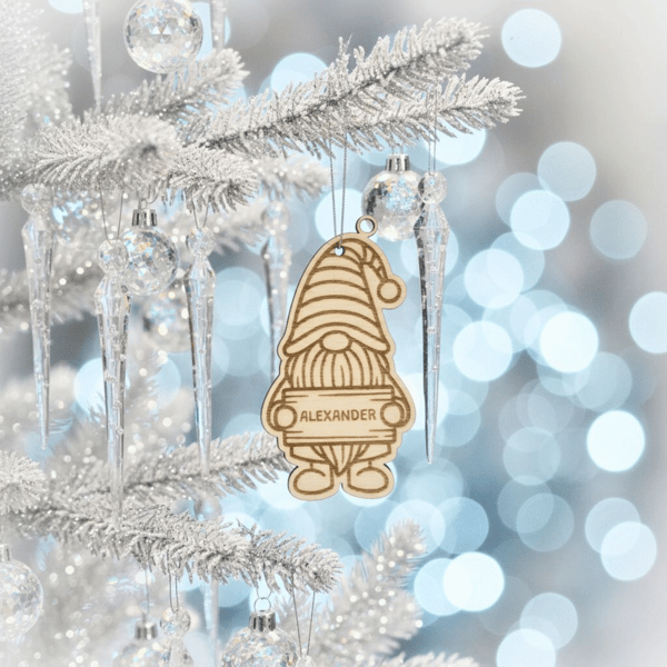 Personalisierte Holz-Wichtel zum Aufhängen - Handgemacht in verschiedenen Größen & Varianten - Namensschild gravierbar - CharmWerk Qualität