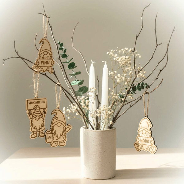 Personalisierte Holz-Wichtel zum Aufhängen - Handgemacht in verschiedenen Größen & Varianten - Namensschild gravierbar - CharmWerk Qualität