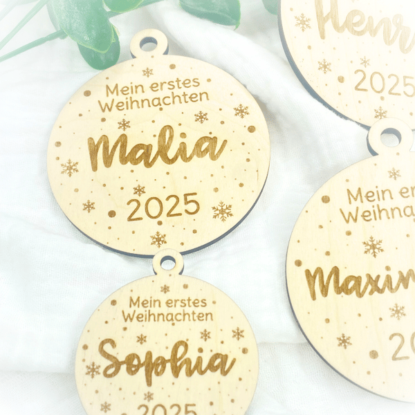 Handgemachte Holz-Christbaumkugel "Mein erstes Weihnachten" - Personalisierbar - Deutsche Handwerkskunst