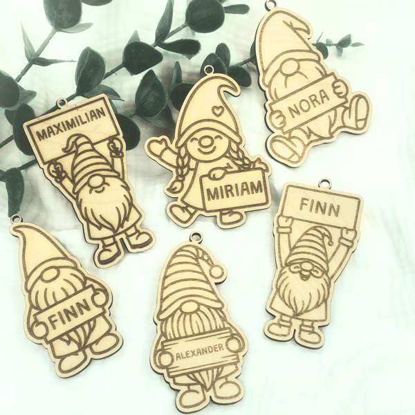 Personalisierte Holz-Wichtel zum Aufhängen - Handgemacht in verschiedenen Größen & Varianten - Namensschild gravierbar - CharmWerk Qualität