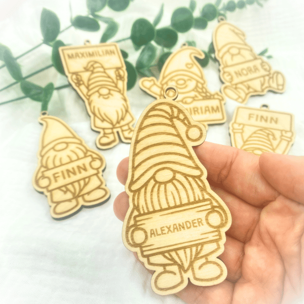 Personalisierte Holz-Wichtel zum Aufhängen - Handgemacht in verschiedenen Größen & Varianten - Namensschild gravierbar - CharmWerk Qualität