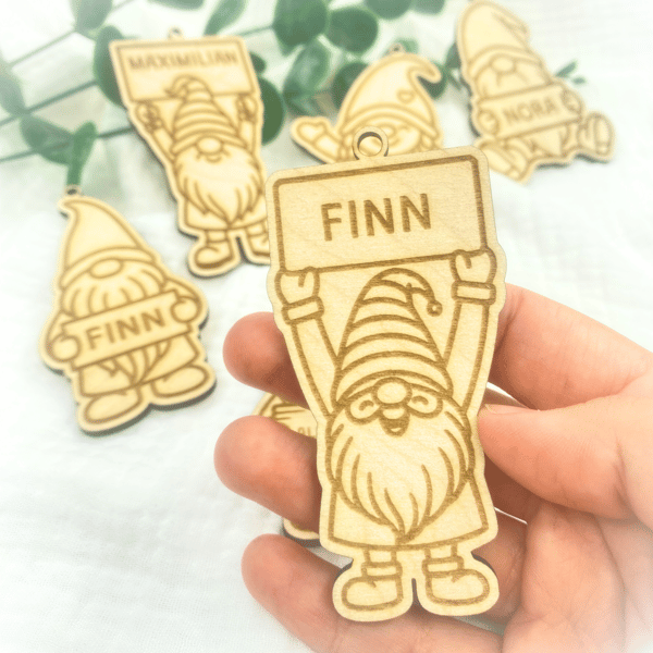 Personalisierte Holz-Wichtel zum Aufhängen - Handgemacht in verschiedenen Größen & Varianten - Namensschild gravierbar - CharmWerk Qualität