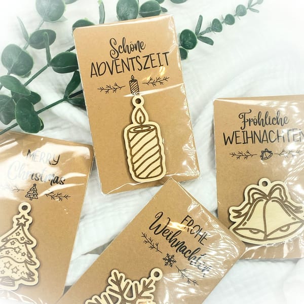 Weihnachtliche Kärtchen mit Holzanhänger - Frohe Weihnachten - Fröhliche Weihnachten - Schöne Adventszeit - Merry Christmas - Wichtelgeschenk