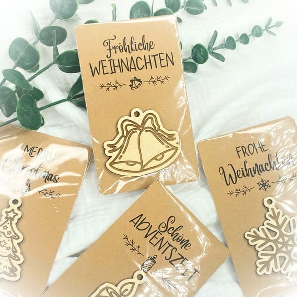 Weihnachtliche Kärtchen mit Holzanhänger - Frohe Weihnachten - Fröhliche Weihnachten - Schöne Adventszeit - Merry Christmas - Wichtelgeschenk