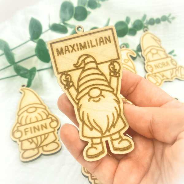 Personalisierte Holz-Wichtel zum Aufhängen - Handgemacht in verschiedenen Größen & Varianten - Namensschild gravierbar - CharmWerk Qualität