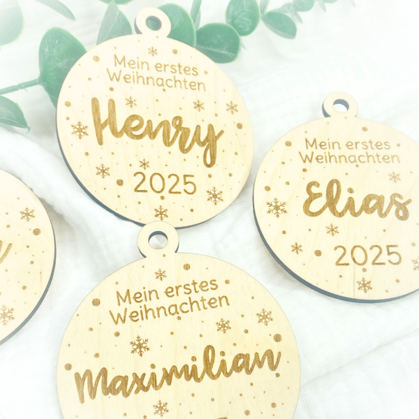 Handgemachte Holz-Christbaumkugel "Mein erstes Weihnachten" - Personalisierbar - Deutsche Handwerkskunst