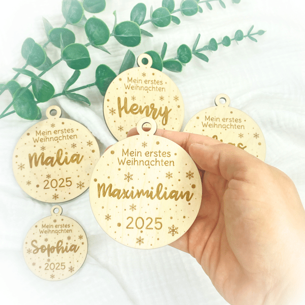 Handgemachte Holz-Christbaumkugel "Mein erstes Weihnachten" - Personalisierbar - Deutsche Handwerkskunst