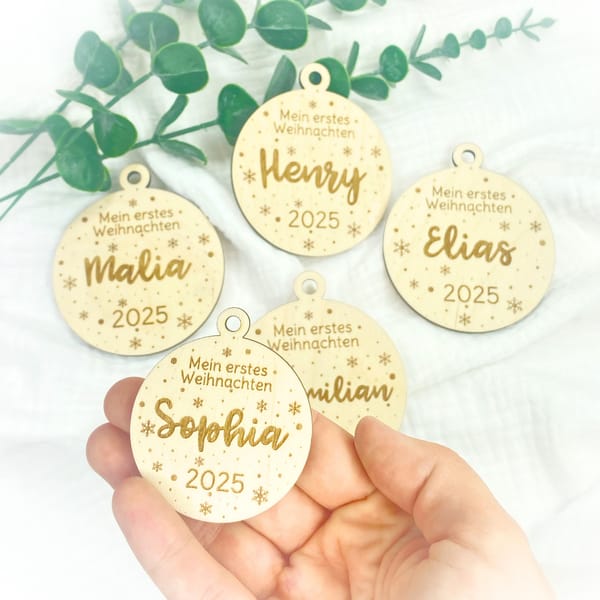 Handgemachte Holz-Christbaumkugel "Mein erstes Weihnachten" - Personalisierbar - Deutsche Handwerkskunst