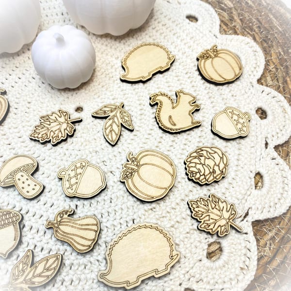 Streudeko Herbst aus Holz – 10 Motive – Igel, Kürbis, Eichhörnchen, Pilz, Eichel – Herbstdeko natur Lasergravur Tischdeko & Bastelmaterial