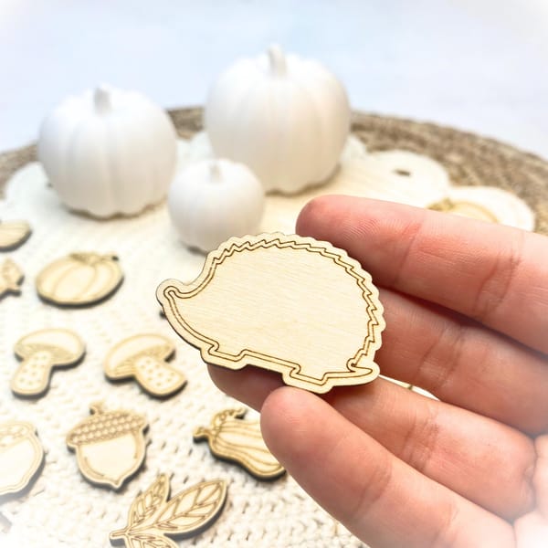 Streudeko Herbst aus Holz – 10 Motive – Igel, Kürbis, Eichhörnchen, Pilz, Eichel – Herbstdeko natur Lasergravur Tischdeko & Bastelmaterial