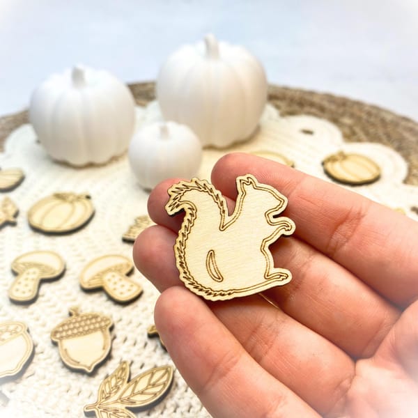 Streudeko Herbst aus Holz – 10 Motive – Igel, Kürbis, Eichhörnchen, Pilz, Eichel – Herbstdeko natur Lasergravur Tischdeko & Bastelmaterial