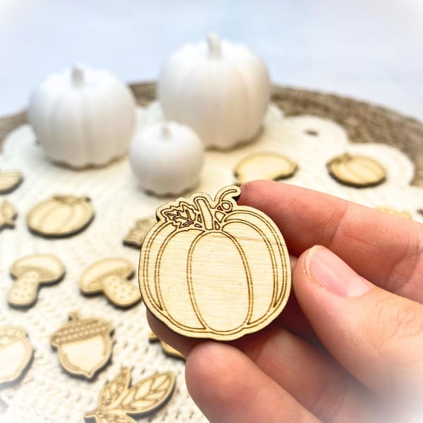 Streudeko Herbst aus Holz – 10 Motive – Igel, Kürbis, Eichhörnchen, Pilz, Eichel – Herbstdeko natur Lasergravur Tischdeko & Bastelmaterial