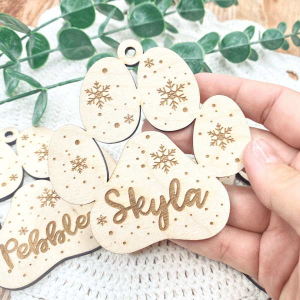 Christbaumkugel Pfote Hund Katze – Weihnachtsornament Haustier Holz Anhänger mit Name personalisiert
