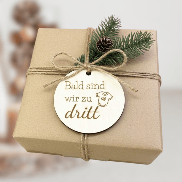 Schwangerschaftsverkündung Anhänger Bald sind wir zu dritt Holzschild Baby Ankündigung Geschenk für werdende Eltern Großeltern zu viert
