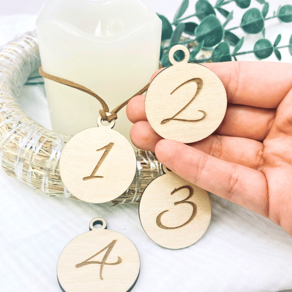 Adventskranz Zahlen 1–4 Holz – Adventskranz-Anhänger Deko Ziffern Gravur Adventszeit Weihnachten Advent Mitbringsel Dekoration