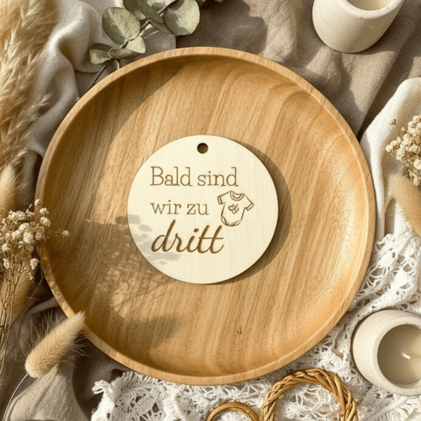 Schwangerschaftsverkündung Anhänger Bald sind wir zu dritt Holzschild Baby Ankündigung Geschenk für werdende Eltern Großeltern zu viert