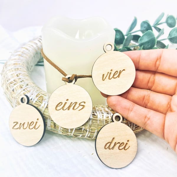 Adventskranz Zahlen -Adventskranzanhänger - Zahlenanhänger - Kerzenanhänger - ausgeschrieben eins–vier Holzanhänger – Advent Deko Holz