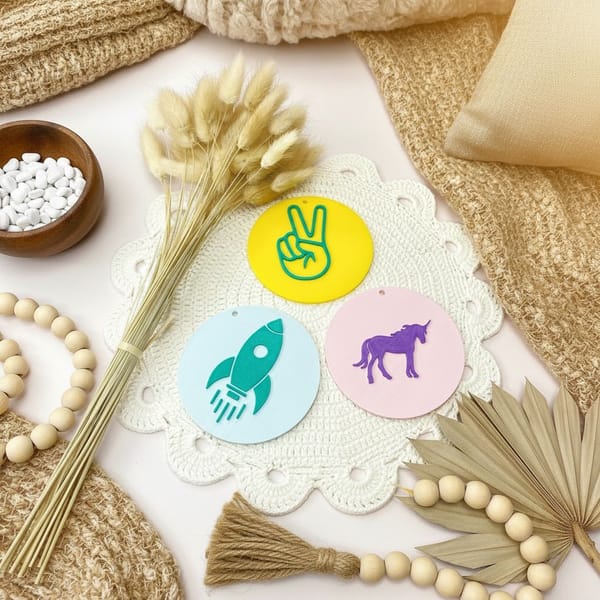 Rucksackanhänger Kinder – Bunte 3D Motive zur Einschulung – Einhorn, Rakete, Smiley, 1. Klasse – Geschenk Schulstart viele Farbkombinationen