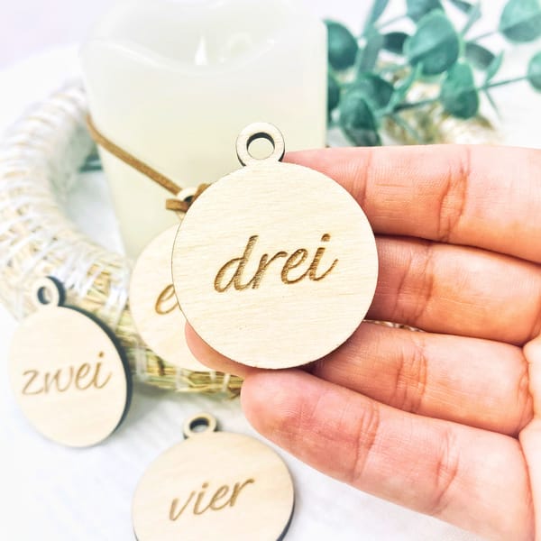 Adventskranz Zahlen -Adventskranzanhänger - Zahlenanhänger - Kerzenanhänger - ausgeschrieben eins–vier Holzanhänger – Advent Deko Holz