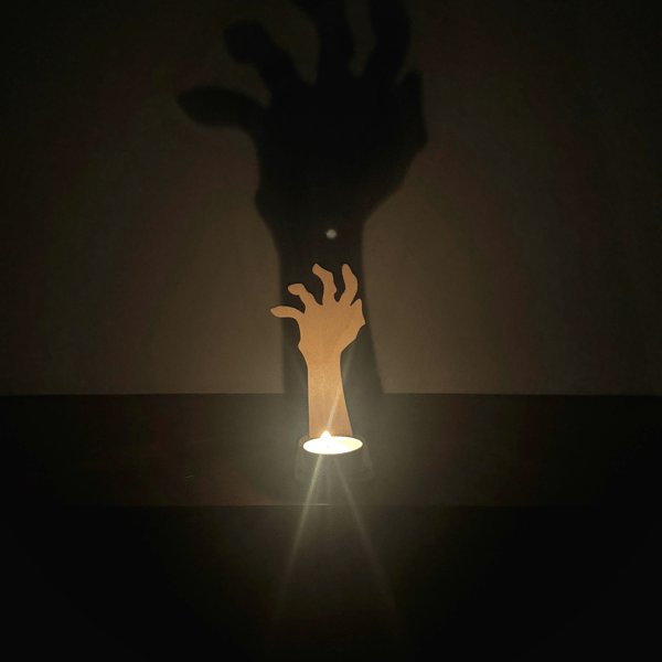 Halloween Teelichthalter Holz – Schattenfiguren Hexe, Kürbis & Zombie Hand – Halloween Deko mit gruseligem Schattenwurf