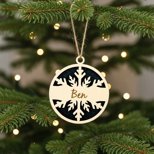 Christbaumkugel personalisiert Weihnachtsanhänger Christbaumschmuck mit Name Schneeflocke Tannenbaum Schneemann Geschenkidee Weihnachten
