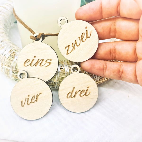 Adventskranz Zahlen -Adventskranzanhänger - Zahlenanhänger - Kerzenanhänger - ausgeschrieben eins–vier Holzanhänger – Advent Deko Holz