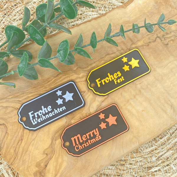 Weihnachtliche Geschenkanhänger – Frohe Weihnachten, Frohes Fest oder Merry Christmas | 3D gedruckte Anhänger mit Symbolen Sterne, Rentier, Tannenbäume