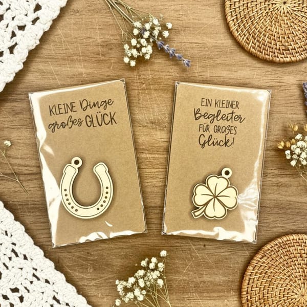 Glücksanhänger Holz – Kleeblatt, Glücksschwein oder Hufeisen mit Spruch | Geschenkidee Glücksbringer Neujahr, Geburtstag, Prüfung