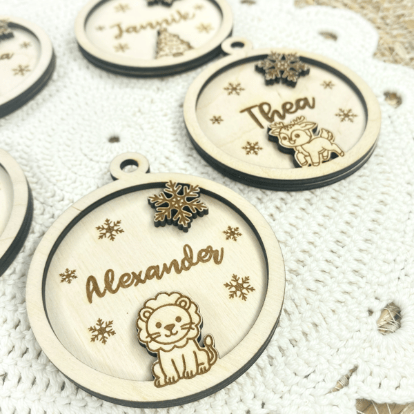Personalisierter Weihnachtsanhänger mit Namen – Christbaumschmuck Holz, Geschenkanhänger Weihnachten, personalisierte Deko Kinder und Familie
