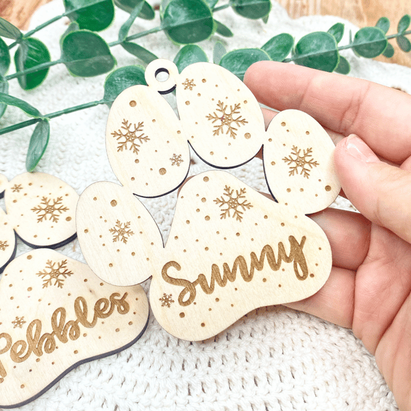 Christbaumkugel Pfote Hund Katze – Weihnachtsornament Haustier Holz Anhänger mit Name personalisiert