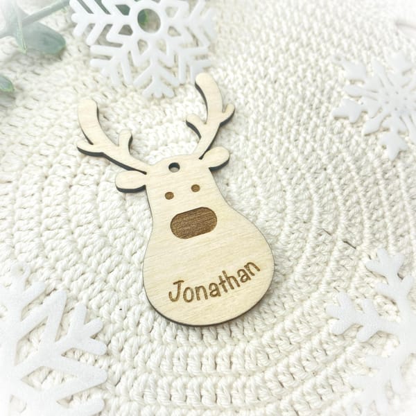 Rentier Geschenkanhänger Holz personalisiert – Namensanhänger Weihnachten – Geschenkidee & Deko aus Holz