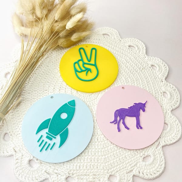 Rucksackanhänger Kinder – Bunte 3D Motive zur Einschulung – Einhorn, Rakete, Smiley, 1. Klasse – Geschenk Schulstart viele Farbkombinationen