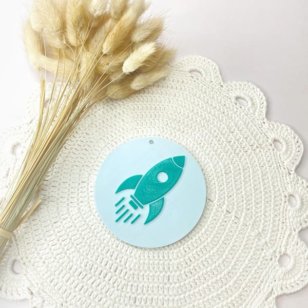 Rucksackanhänger Kinder – Bunte 3D Motive zur Einschulung – Einhorn, Rakete, Smiley, 1. Klasse – Geschenk Schulstart viele Farbkombinationen