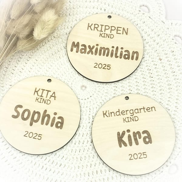 Kindergarten Anhänger Kindergartenkind Holz 2025 – Personalisiert mit Name – Geschenk Krippenkind Kitakind Einschulung Deko Erinnerung Kita