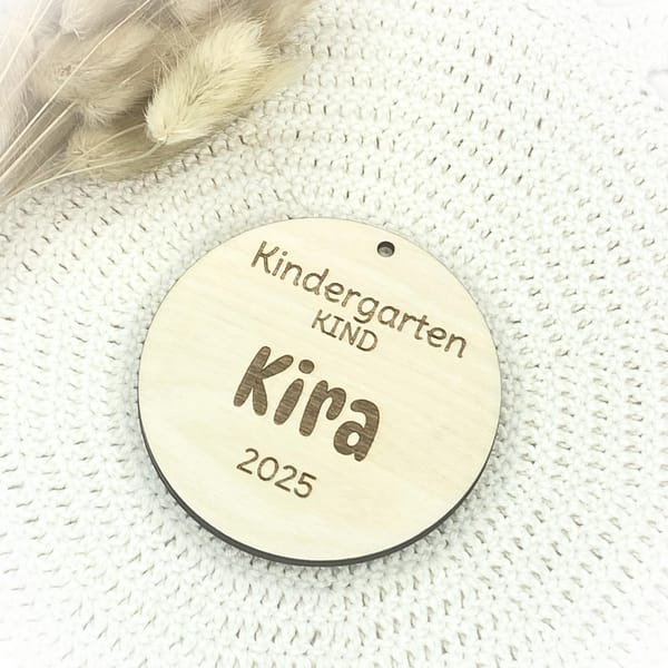 Kindergarten Anhänger Kindergartenkind Holz 2025 – Personalisiert mit Name – Geschenk Krippenkind Kitakind Einschulung Deko Erinnerung Kita