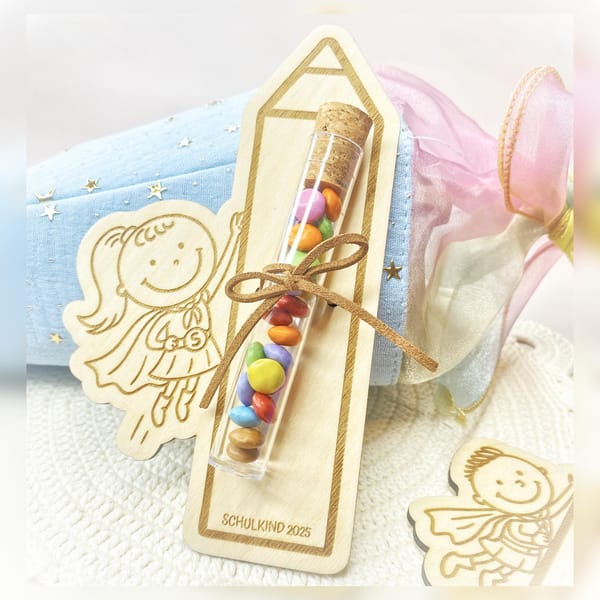 Einschulung Geschenk 2025 – Holz-Stift mit Reagenzglas zum Befüllen – Deko & Mitbringsel für die Schultüte - Erstklässler - Schulkind