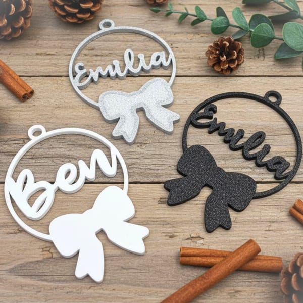 Christbaumkugel personalisiert – Weihnachtsanhänger mit Name & Schleife – individuelle Weihnachtsdeko aus hochwertigem 3D-Druck
