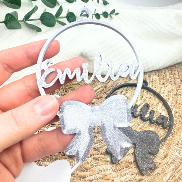 Christbaumkugel personalisiert – Weihnachtsanhänger mit Name & Schleife – individuelle Weihnachtsdeko aus hochwertigem 3D-Druck