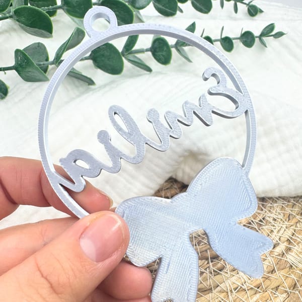 Christbaumkugel personalisiert – Weihnachtsanhänger mit Name & Schleife – individuelle Weihnachtsdeko aus hochwertigem 3D-Druck