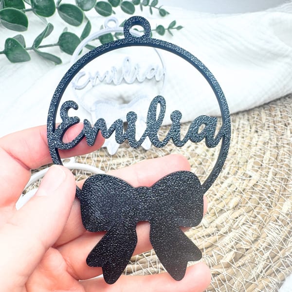 Christbaumkugel personalisiert – Weihnachtsanhänger mit Name & Schleife – individuelle Weihnachtsdeko aus hochwertigem 3D-Druck