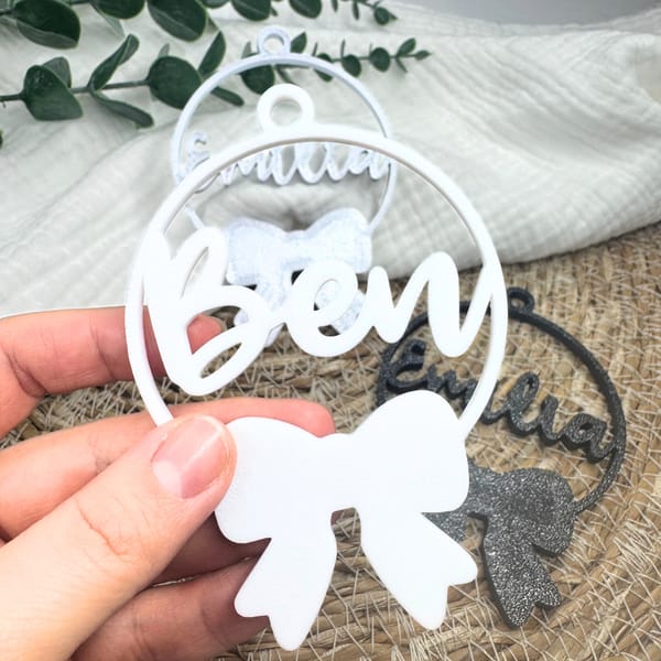 Christbaumkugel personalisiert – Weihnachtsanhänger mit Name & Schleife – individuelle Weihnachtsdeko aus hochwertigem 3D-Druck