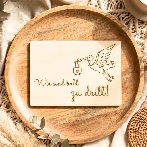 Schwangerschaftsverkündung Holzschild Storch – Wir sind bald zu dritt – Baby Ankündigung Familie – Geschenk aus Holz