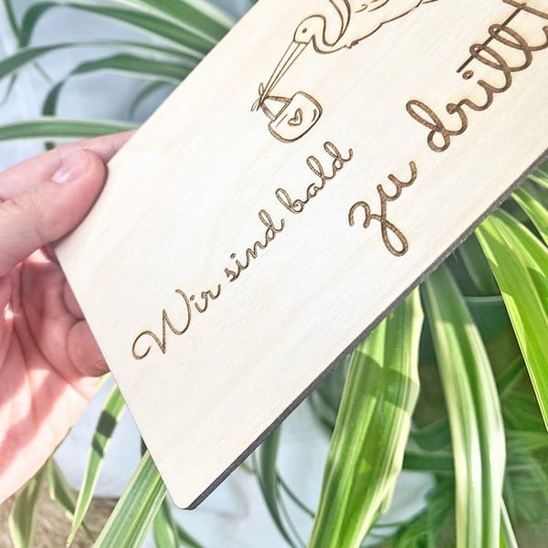 Schwangerschaftsverkündung Holzschild Storch – Wir sind bald zu dritt – Baby Ankündigung Familie – Geschenk aus Holz