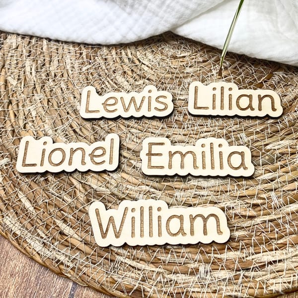 Personalisierte Holz Namensschilder Geschenkanhänger - Individueller Gravur Name Geschenk - Handgemachte Holzanhänger - Schule Geschenkidee