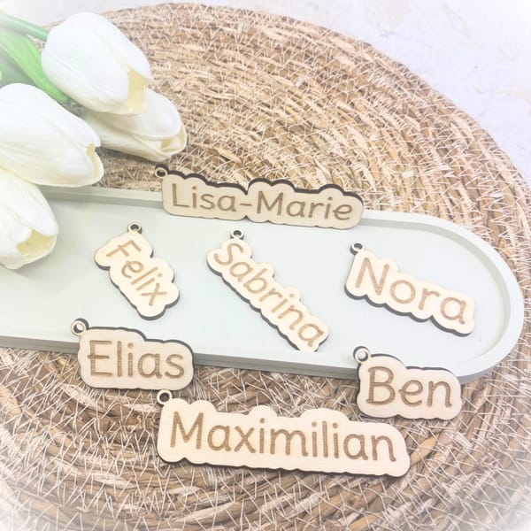 Personalisierte Holz Namensschilder Geschenkanhänger - Individueller Gravur Name Geschenk - Handgemachte Holzanhänger - Schule Geschenkidee