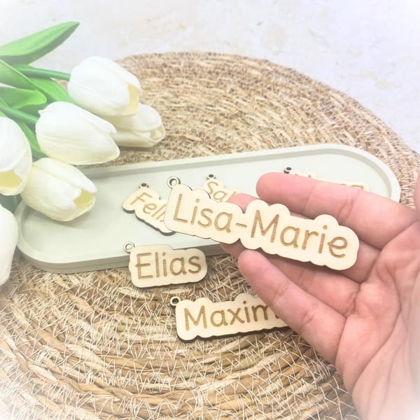 Personalisierte Holz Namensschilder Geschenkanhänger - Individueller Gravur Name Geschenk - Handgemachte Holzanhänger - Schule Geschenkidee