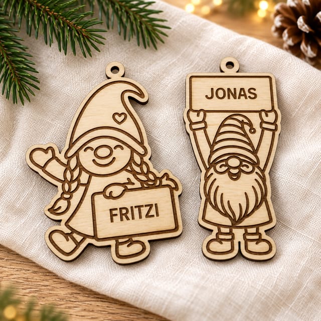 Personalisierte Holz-Wichtel Fritzi und Jonas auf cremefarbenem Leinen mit Tannengrün. KI-gestaltete Szene auf Basis eigener Produktfotos; zwei Motivbeispiele.